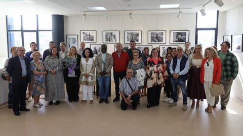 Nutrida asistencia al acto de inauguraci�n de la muestra, ayer en Cee.