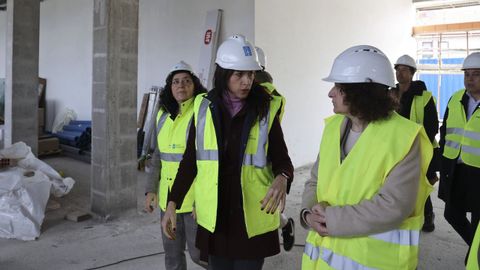 La conselleira Mar�a Mart�nez Allegue y la alcaldesa Goretti Sanmart�n, en una imagen de archivo en la visita a las viviendas de promoci�n p�blica que construye la Xunta en O Casti�eiri�o