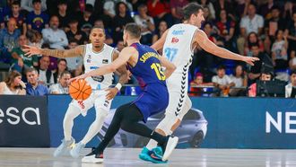 Tomas Satoransky sube un ataque del Bar&ccedil;a presionado por Russell en el partido de la primera vuelta.