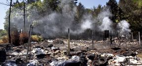 Estado en el que qued� el punto de recogida de pl�sticos agr�colas despu�s del incendio que arras� su interior. 