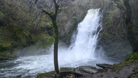 La cascada est� en una zona donde el r�o salva desniveles de m�s de doscientos metros
