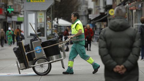 Un trabajador de limpieza viaria, en la calle Barcelona de A Corua