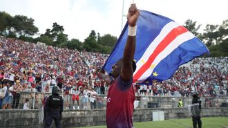 Stop�ra celebra con la bandera de Cabo Verde el t�tulo de Copa del Torreense. 