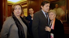 El presidente del Principado, Javier Fern�ndez, ha lamentado hoy la p�rdida de  un referente  como Manuel Ponga Santamarta, el primer alcalde democr�tico de Avil�s, que ostent� el cargo desde 1979 a 1988, fallecido ayer a los 82 a�os.Fern�ndez ha acudido esta ma�ana, junto al consejero de Presidencia, Guillermo Mart�nez, a la capilla ardiente instalada en el sal�n de recepciones del Ayuntamiento de Avil�s, que ayer decret� una jornada de luto oficial en el municipio.En la foto,Fern�ndez abraza a la viuda de Ponga (d) en presencia de la alcaldesa de Aviles, Marivi Monteserin (i), a su llegada a la capilla ardiente instalada en el sal�n de recepciones del Ayuntamiento de Avil�s, que ayer decret� una jornada de luto oficial en el municipio