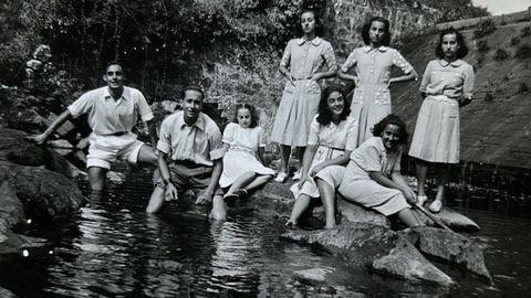 La familia de Jos Mara Calzado, en la presa do Rei junto a la mini ciudad de la antigua fbrica de Xuvia