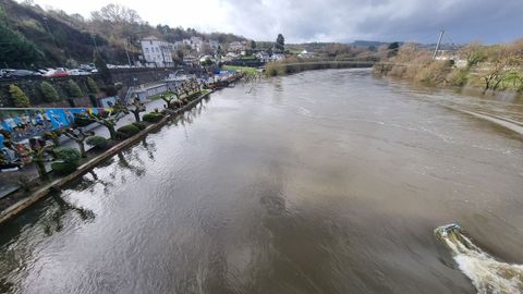 Imagen del Mi�o en Lugo desbordado en la zona del Club Fluvial