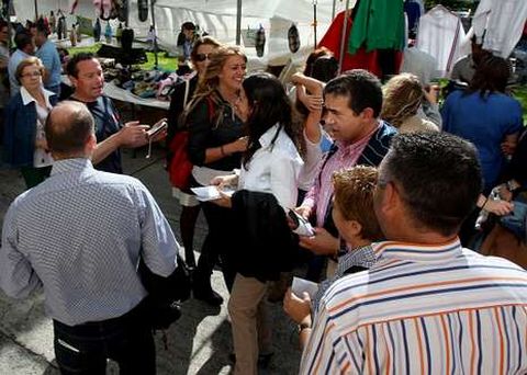 ENCUENTRO EN EL FEIR�N DE SANTA IC�A. Los mercadillos se convirtieron en el principal punto de reparto de pasquines durante este fin de semana. Si el s�bado fue el de Caranza, ayer le toc� el turno al feir�n de Santa Ic�a, donde se dieron cita varios partidos pol�ticos. Incluso algunos candidatos como la socialista Sestayo o el popular Tellado se cruzaron, como se puede ver en la foto.