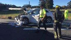 Tres heridos, entre ellos dos menores, al chocar dos coches y un bus escolar en Vilanova de Arousa