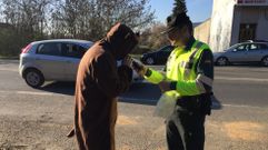 Una guardia civil realiza una prueba de alcohol en Vern, tras el xoves de comadres  