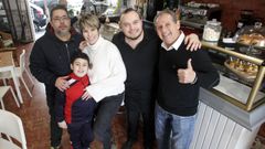 Waleska, rodeada de su familia, en el bar El Recreo, que comanda en Ferrol Vello: a la izquierda, su marido y uno de sus dos hijos, y la derecha, su hermano y su padre