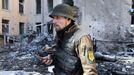 Un soldado del batalln Azov, que ha denunciado el uso de armas qumicas por parte de Rusia, en medio de la destrozada ciudad de Maripol.  