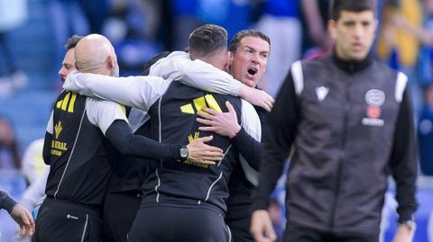 Luis Carrin y su cuerpo tcnico celebra uno de los goles del Oviedo al Burgos