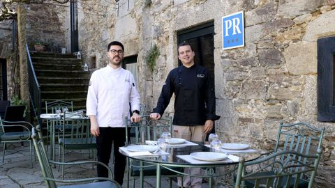 Alberto Fern&aacute;ndez y Sergio Delpont en la entrada de O Sendeiro, ubicado en una antigua curtidor&iacute;a&nbsp; de Santiago