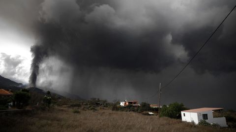 La nube de ceniza y dixido de azufre que expulsa el volcn de La Palma, vista desde Tacande, en el municipio de El Paso