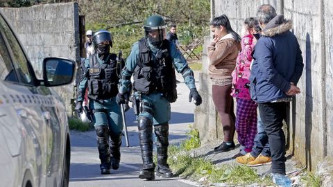 Operativo antidroga de la Guardia Civil en el poblado de O Vao