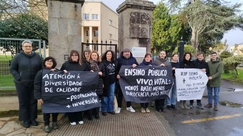 Padres y madres de estudiantes del IES de Ribadeo ayer demandando tambi�n m�s profesorado de apoyo