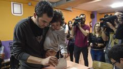Normalidad en la apertura de las mesas. Imagen de un votante en un colegio de Barcelona