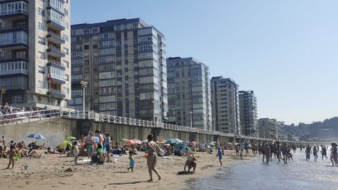 Gente en la playa de Salinas, en Castrilln