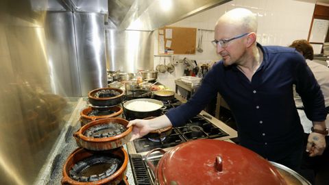 Llaman para reservar, pero al saber el precio, no vienen. El dueo del restaurante O Frenazo, en As Neves, Vctor Manuel Francisco, reconoce que el precio se ha disparado tanto que una parte importante de la clientela de siempre ha dejado de ir este ao porque no estn dispuestos a pagarlo. 