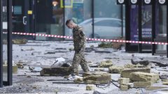 Un soldado ruso, entre los cascotes ca�dos de uno de los edificios afectados por el ataque