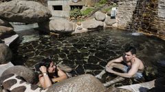 Gabriel Salgado y Andrea P�rez, disfrutando de las termas de Outariz