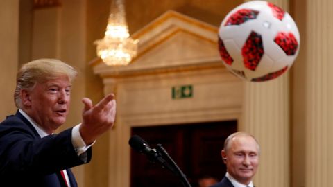 Trump le lanza la pelota a su esposa Melania