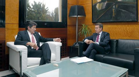 El presidente del Principado de Asturias, Javier Fern�ndez (i), y el de la Xunta de Galicia, Alberto N��ez Feij�o, se re�nen en Oviedo 