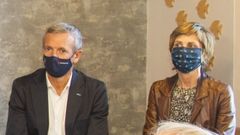 El vicepresidente primero de la Xunta, Alfonso Rueda, y la directora de Turismo de Galicia, Naca Castro, durante un acto en Fisterra esta semana.