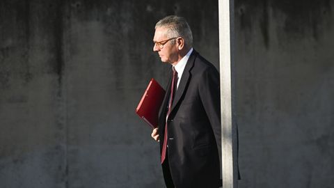 Alberto Ruiz Gallard�n tras la sesi�n del juicio.