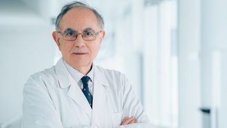 El profesor Antonio Campos, acad�mico de n�mero de la Real Academia Nacional de Medicina de Espa�a y catedr�tico de Histolog�a de la Universidad de Granada.