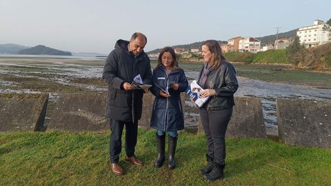 El alcalde �ngel Moldes y la concejala Roc�o Coch�n entregaron a la conselleira Marta Villaverde (en el centro) el documento con las diez propuestas