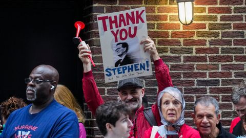 P�blico con pancartas d�ndole las gracias a Colbert