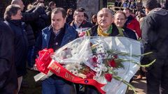 Los m�ximos responsables de UGT y el SOMA, Pepe �lvarez (d) y Jos� Luis Alperi (i), portan un ramo de flores al inicio del homenaje al fundador del sindicato minero,Manuel Llaneza, los dos han coincidido hoy en que ambas organizaciones mantienen su relaci�n con  normalidad  y que trabajan por un proyecto com�n, ambos portan un ramo de flores al inicio del homenaje al fundador del sindicato minero,Manuel Llaneza.