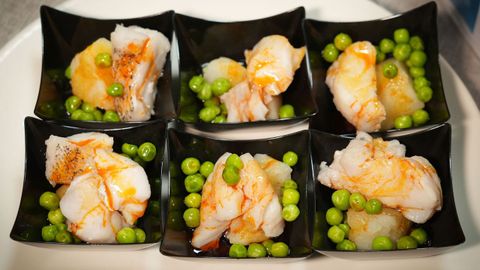 Cabra frita con crema de guisantes y langostinos, una de las elaboraciones preparadas por el restaurante A Lonxa para la degustacin de pescados organizada por Puerto de Burela