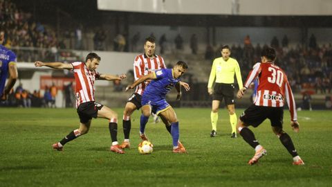 Amin defendi�ndose de dos jugadores del Athletic Club