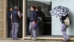 Trabajadores lusos empiezan el turno de tarde en las f�bricas del pol�gono industrial de Mon�ao, en el norte del pa�s
