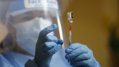 Un trabajador prepara la vacuna para su inyecci�n en la primera jornada de vacunaci�n en el �rea sanitaria de Vigo, el pasado 27 de diciembre.