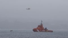 Una lancha y un helic�ptero de Salvamento Mar�timo, en un ejercicio (foto de archivo)