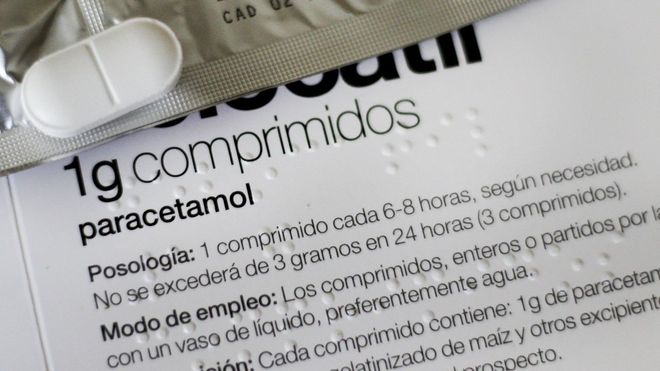 Imagen de una tableta de paracetamol con su prospecto. 