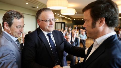 El empresario Joel Garc�a (c) estrecha la mano al candidato Pablo Justel (d) tras ganar las elecciones a la Presidencia de la Confederaci�n Asturiana de la Construcci�n (CAC-Asprocon)