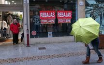 La lluvia y el fuerte viento mermaron la afluencia a las tiendas en el primer d�a de saldos. 