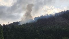 La columna de humo era visible desde distintos puntos de la parroquia de Merille y desde la carretera que comunica Viveiro con Cabreiros