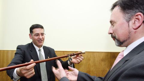 Jos Antonio Ucha le entrega el bastn de alcalde a Miguel Prez tras la mocin de censura en Santa Comba en el  2008