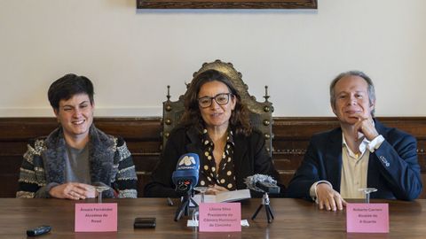 La alcaldesa de O Rosal, �nxela Fern�ndez, la presidenta de la C�mara Municipal de Caminha, Liliana Silva, y el alcalde de A Guarda, Roberto Carrero