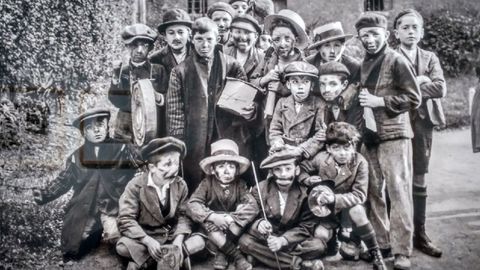 Ni�os en el antroxu de Oviedo disfrazados. Fotograf�a tomada por Ruth Matilda Anderso. 