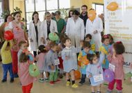 La entrada del hospital se llen� de ni�os, m�sica, color y cientos de besos lanzados al aire. 
