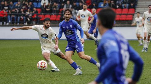 ngel se adelanta entre lneas a la salida del central Eray Comert