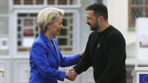 Ursula von der Leyen y Volodmir Zelenski en una imagen de archivo.