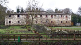 La f&aacute;brica de curtidos en venta se encuentra en la margen derecha del r&iacute;o Asma, a la altura del parque de la Alameda