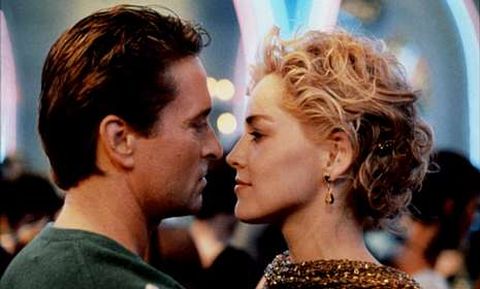 Michael Douglas y Sharon Stone, en una escena de Instinto Bsico, que se entregar el domingo da 12.